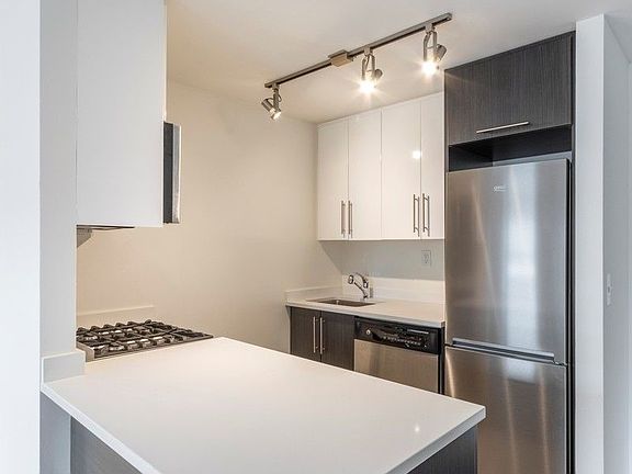 3rd image of 360 W 34th St APT 3S