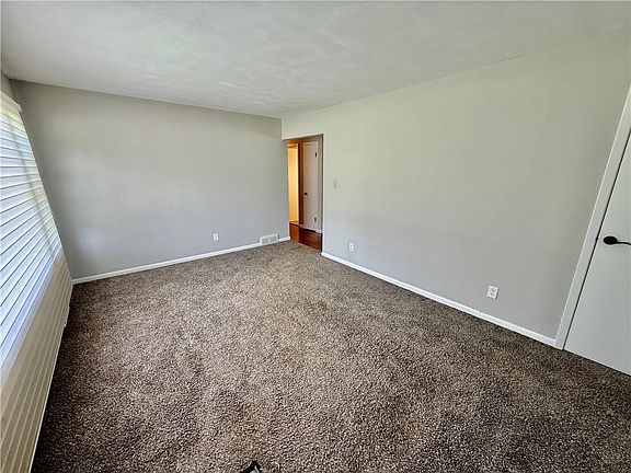 3rd image of 1483 W Greendell Dr