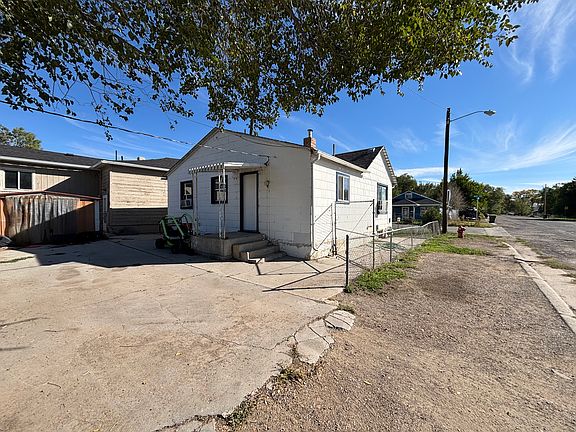 3rd image of 496 Rose Ave