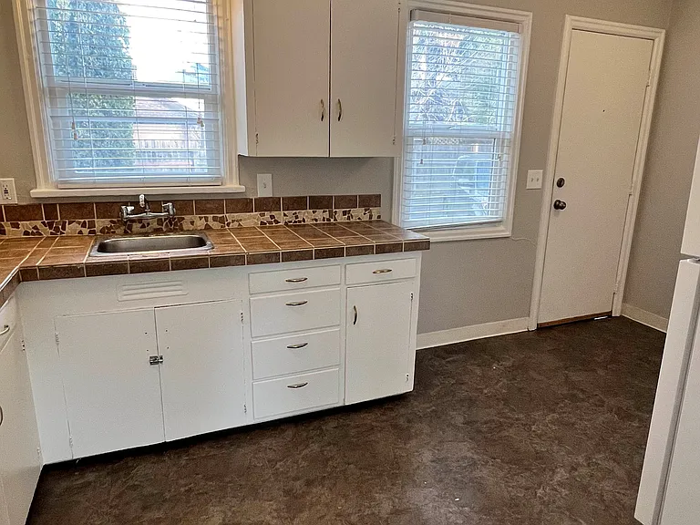 7776 N Interstate Ave #17 — Photo 2