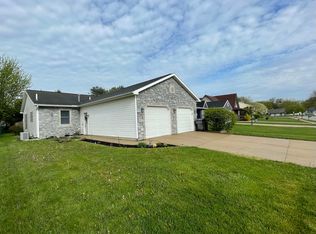 1374 Maple Ln, Nappanee, IN 46550