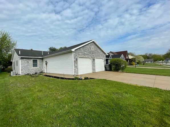 1374 Maple Ln, Nappanee, IN 46550