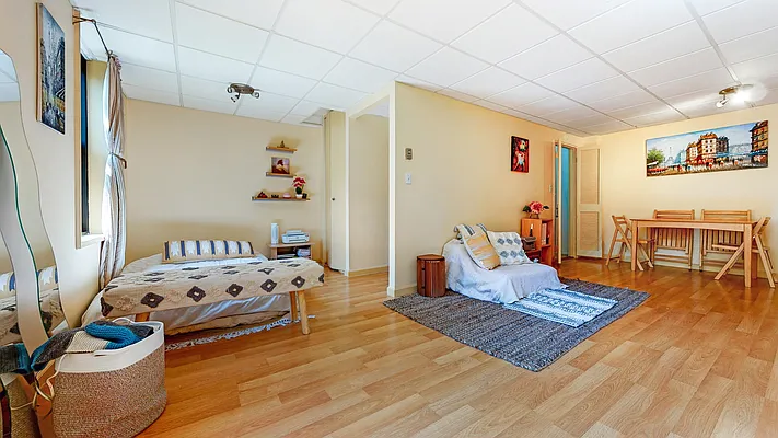 Sold by Bizzarro Agency | media 22