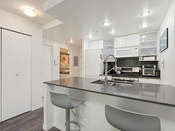 2nd image of 928 Beatty St #309