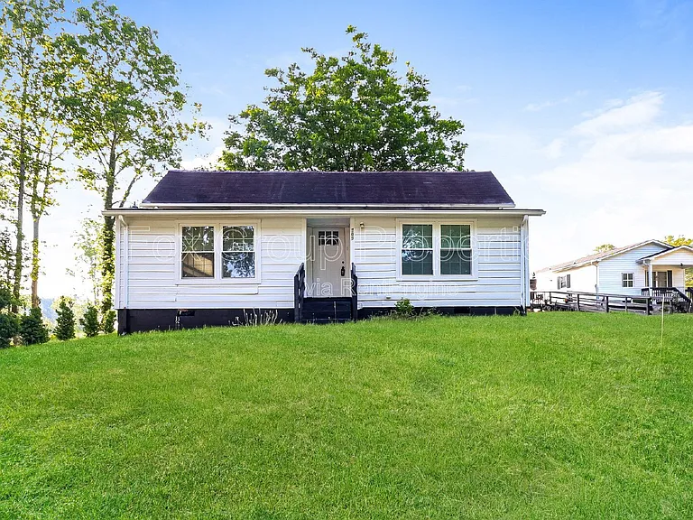 709 S Davis Ave — Photo 4