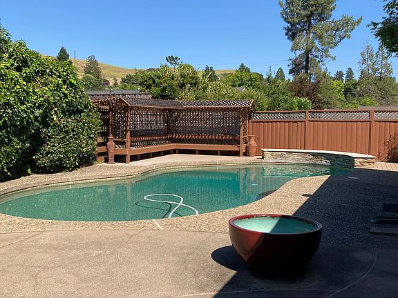 5th image of 21 Freitas Dr
