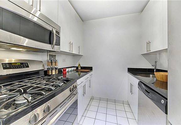 4th image of 330 E 38th St APT 5Q