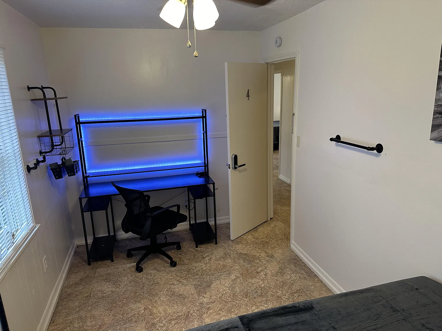 4 bed, 2.0 bath, 1400 sqft, $866 — Photo 3