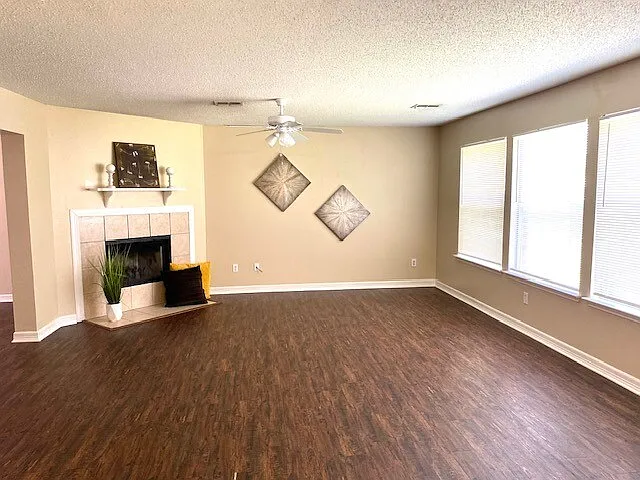 4 bed, 2.5 bath, 2419 sqft, $2,295 — Photo 2
