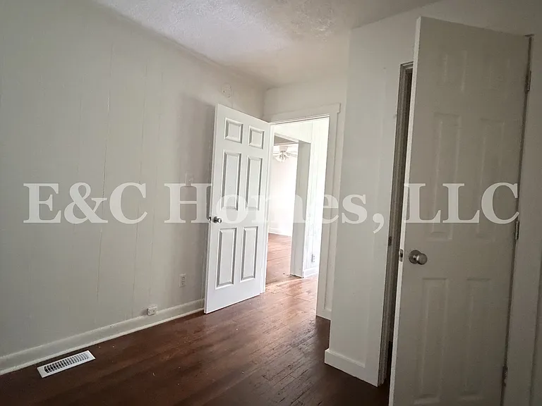 2805 Denver St — Photo 6