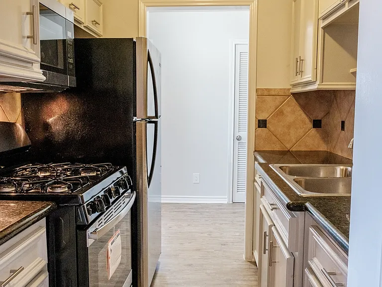 Carrolton Apartments — Photo 26