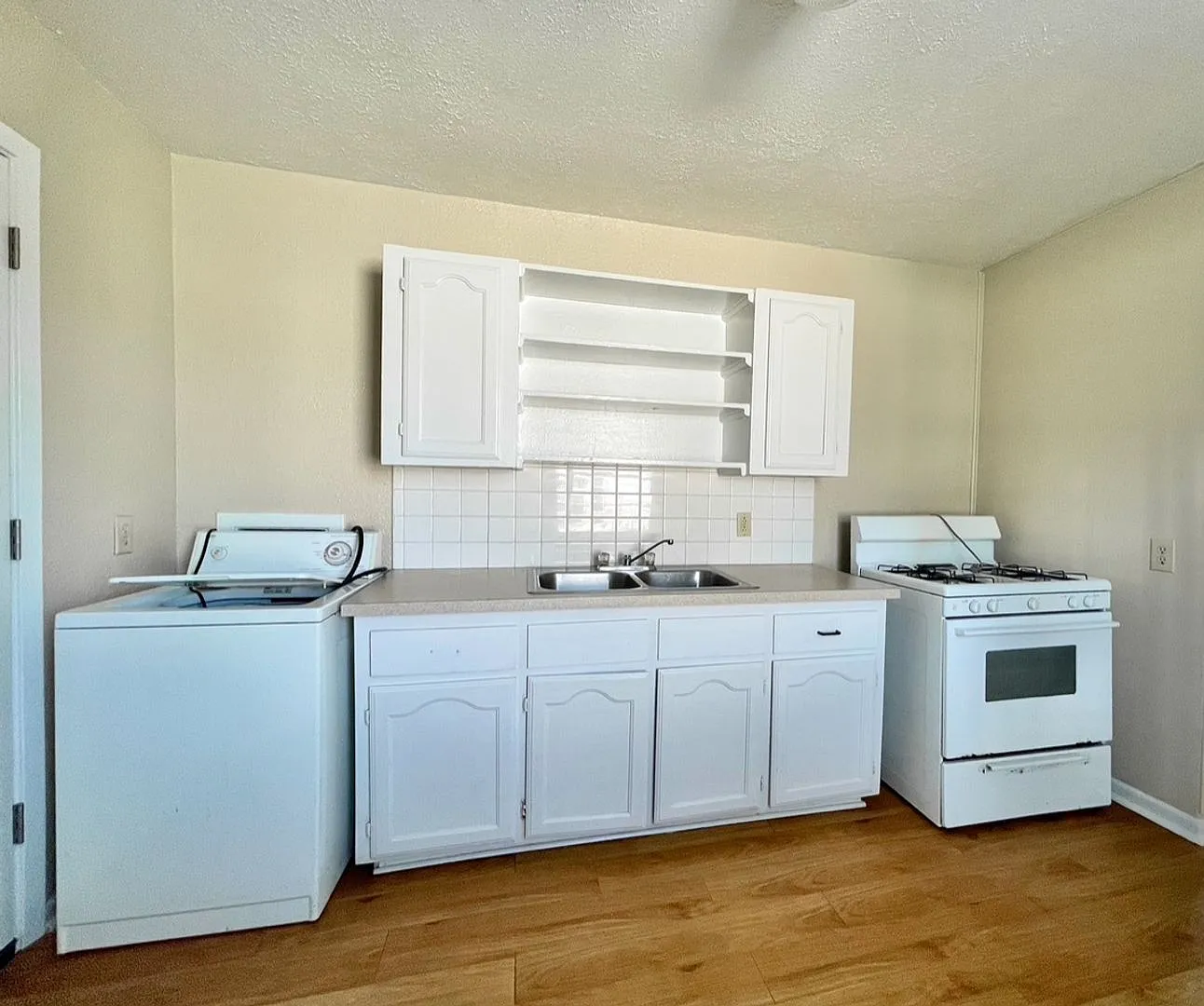 Cute 3 Bedroom 1 Bath Home with Chain Link Fenced Oversized Yard — Photo 4