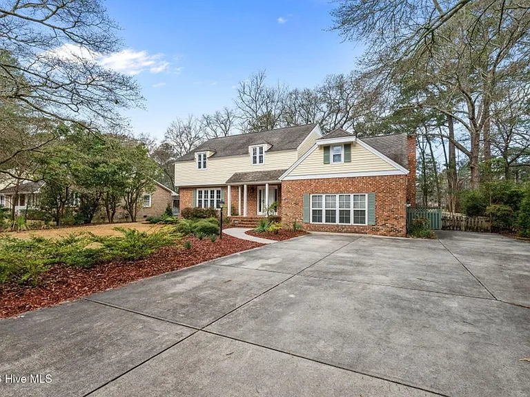327 Plantation Dr — Photo 2
