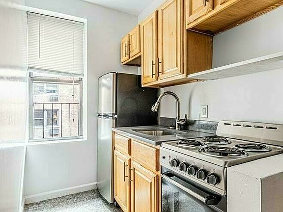 3rd image of 242 E 71st St APT 3E