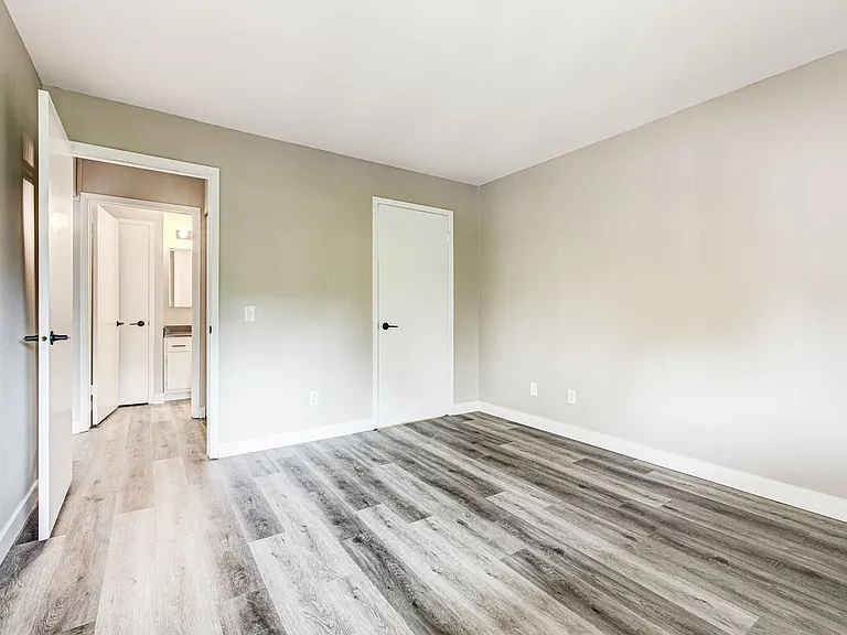 320-324 Tyrrell Ct — Photo 10