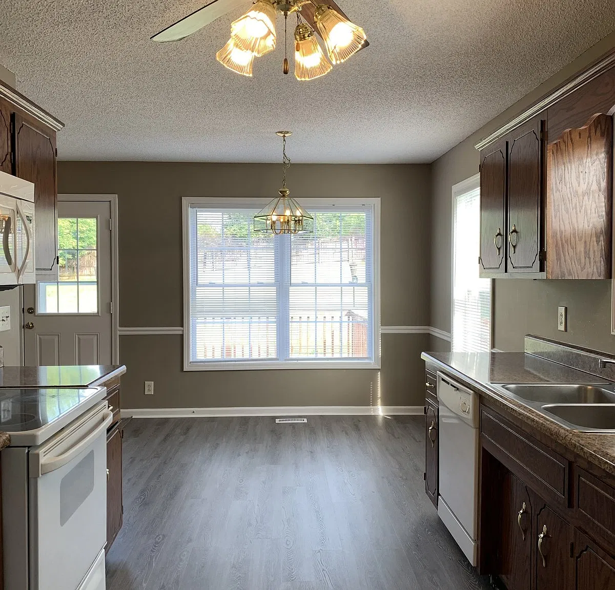 4 bed, 3.0 bath, 1981 sqft, $1,895 — Photo 3