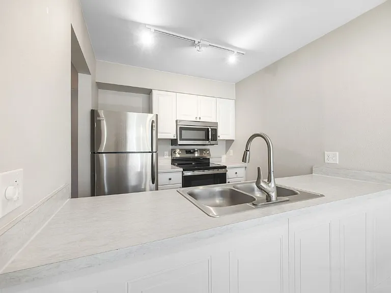 512 E Monroe Dr #D416 — Photo 6