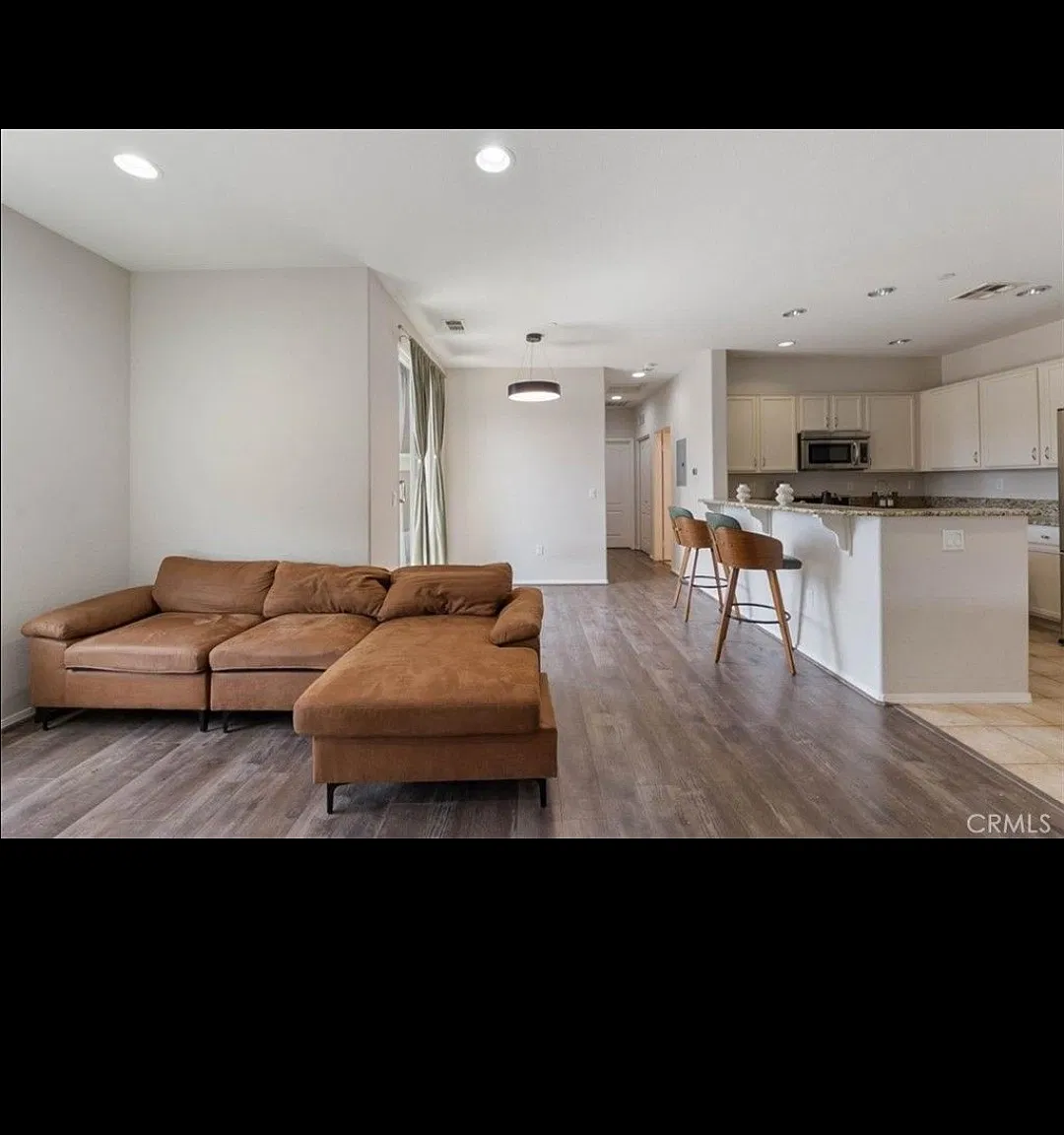2 bed, 1061 sqft, $3,750 — Photo 4