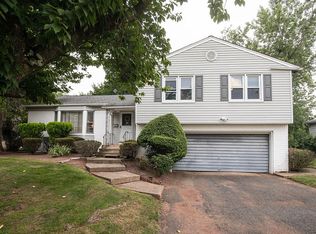 14 Fairhill Rd, Edison, NJ 08817