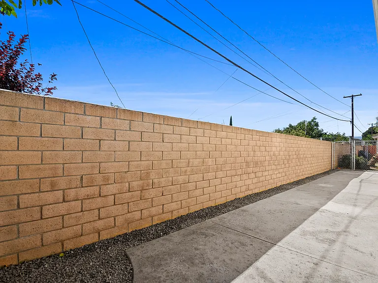 1160 E Grand Ave — Photo 27