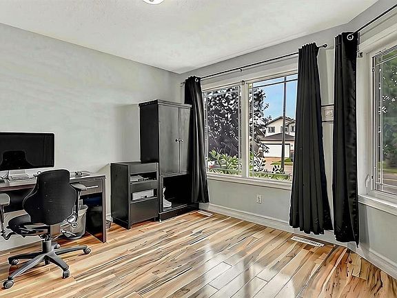 5th image of 18 E Pinnacle St