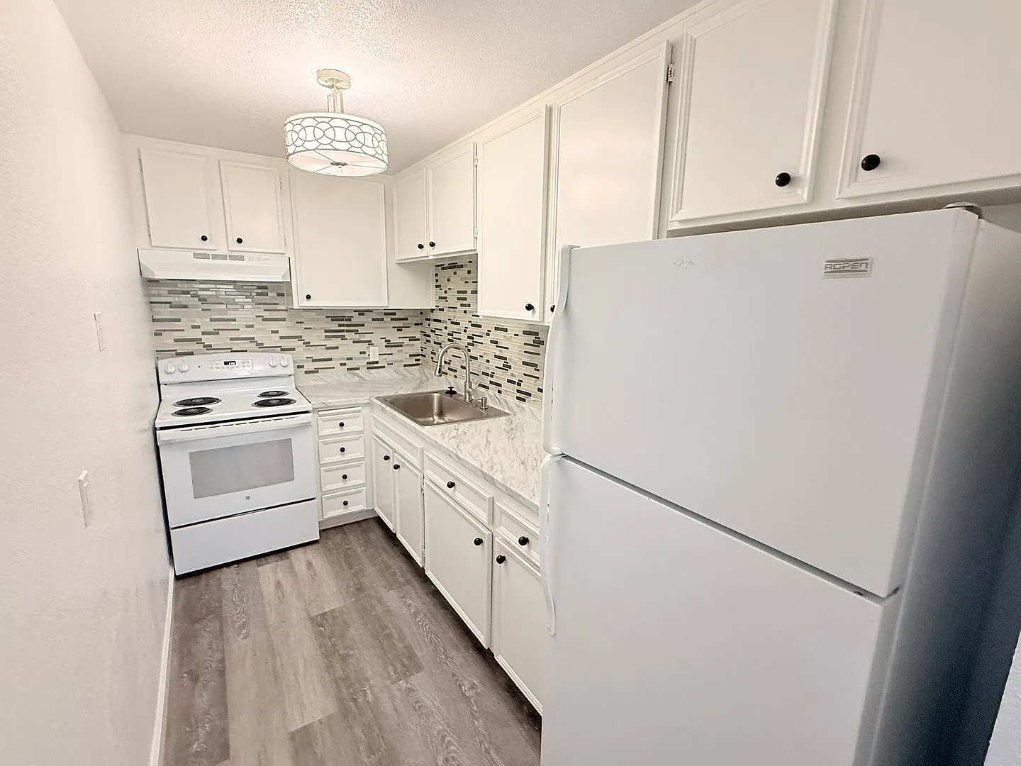 Beautifully Updated Corner Unit with Mountain Views in Palm Springs Villas I — Photo 1