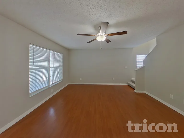 914 Cape Cod Cir — Photo 3