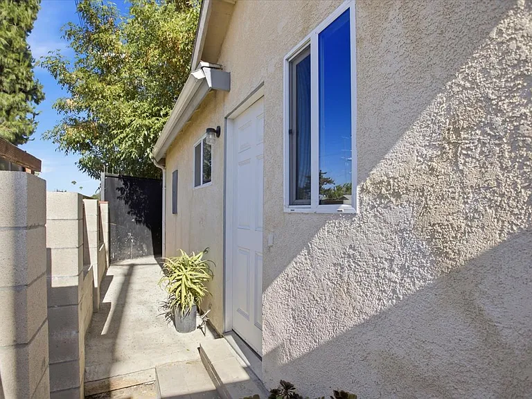 7542 White Oak Ave — Photo 21