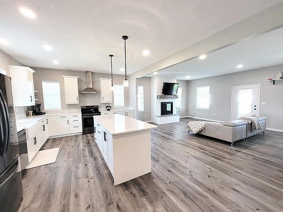 5th image of 1009 W 61st Street Pl