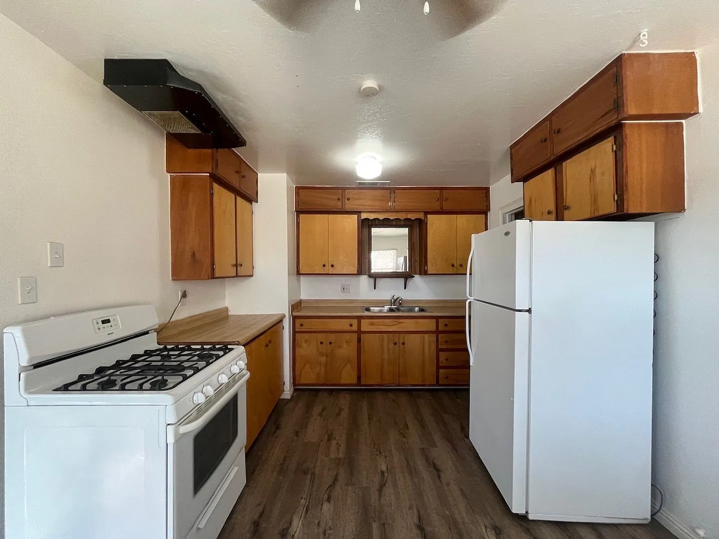 Cozy 3 bedroom 1 bath House for Rent! Near Mojave High School — Photo 2