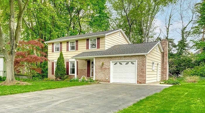 1st image of 160 Courtly Cir