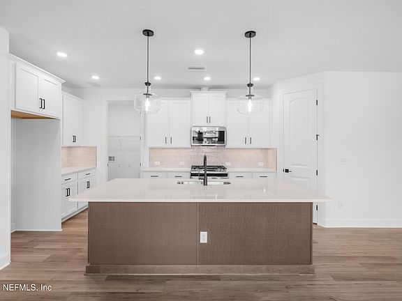 3rd image of 17 JAMESTOWN Court