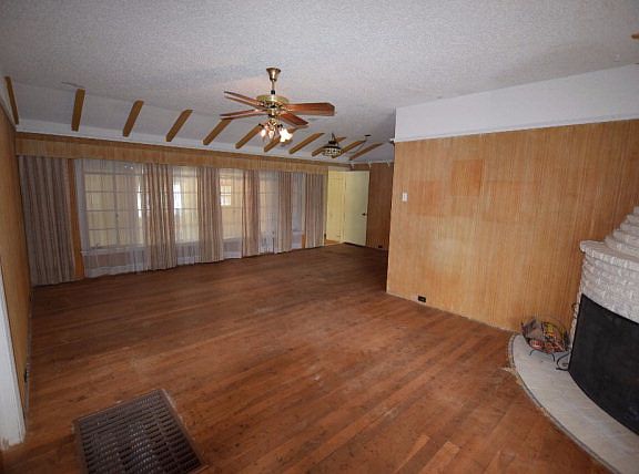 3rd image of 1211 W Kansas Ave