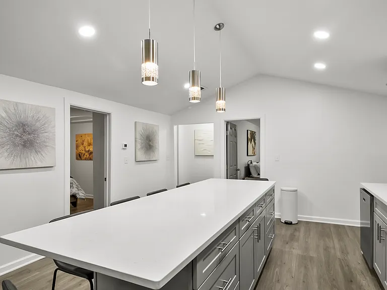 1135 Hillcrest Dr SE — Photo 2