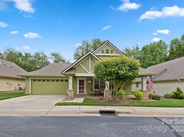 44 Gray Wolf Ln, Hendersonville, NC 28792