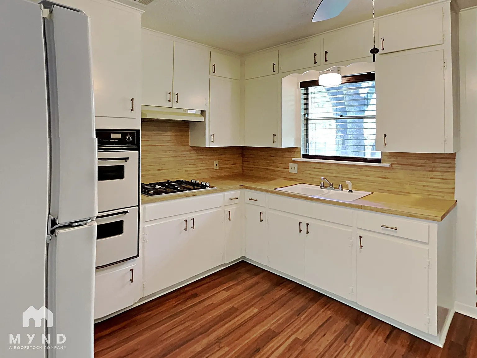 3 bed, 1.0 bath, 1008 sqft, $1,964 — Photo 3