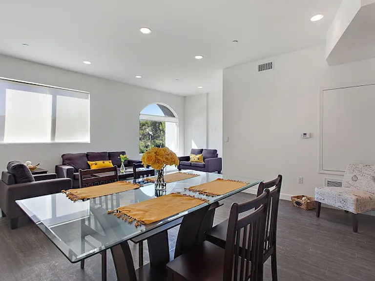 610 Levering Ave — Photo 6