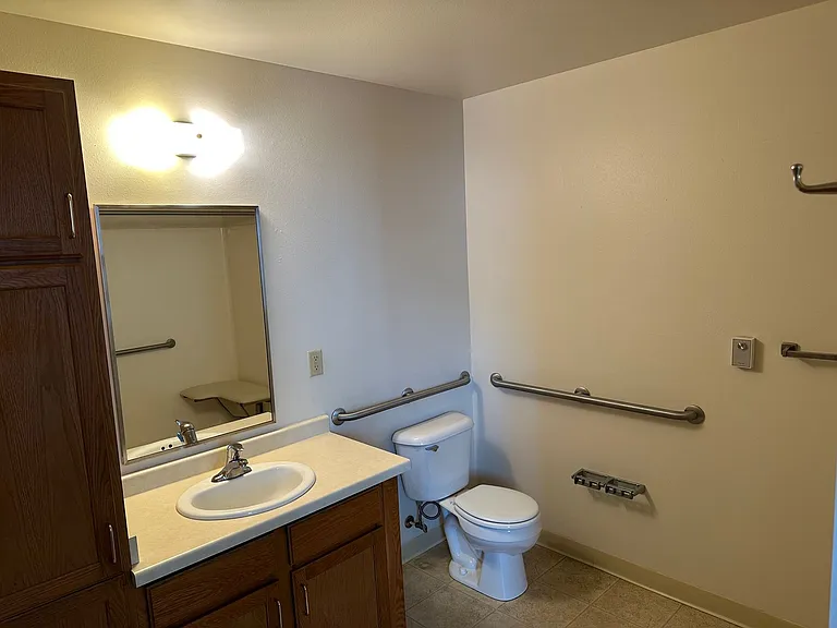 1403 W 6th St — Photo 5