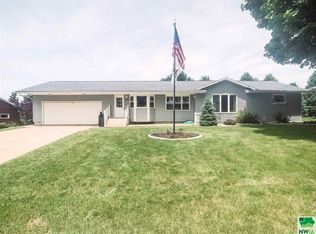 1307 6th St, Hull, IA 51239