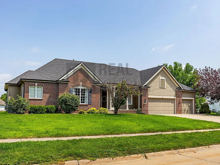 2305 NE Hanover Ct — Photo 2