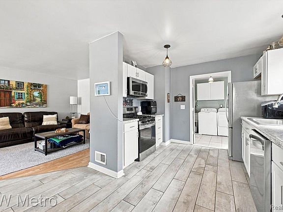 5th image of 1762 E Granet Ave