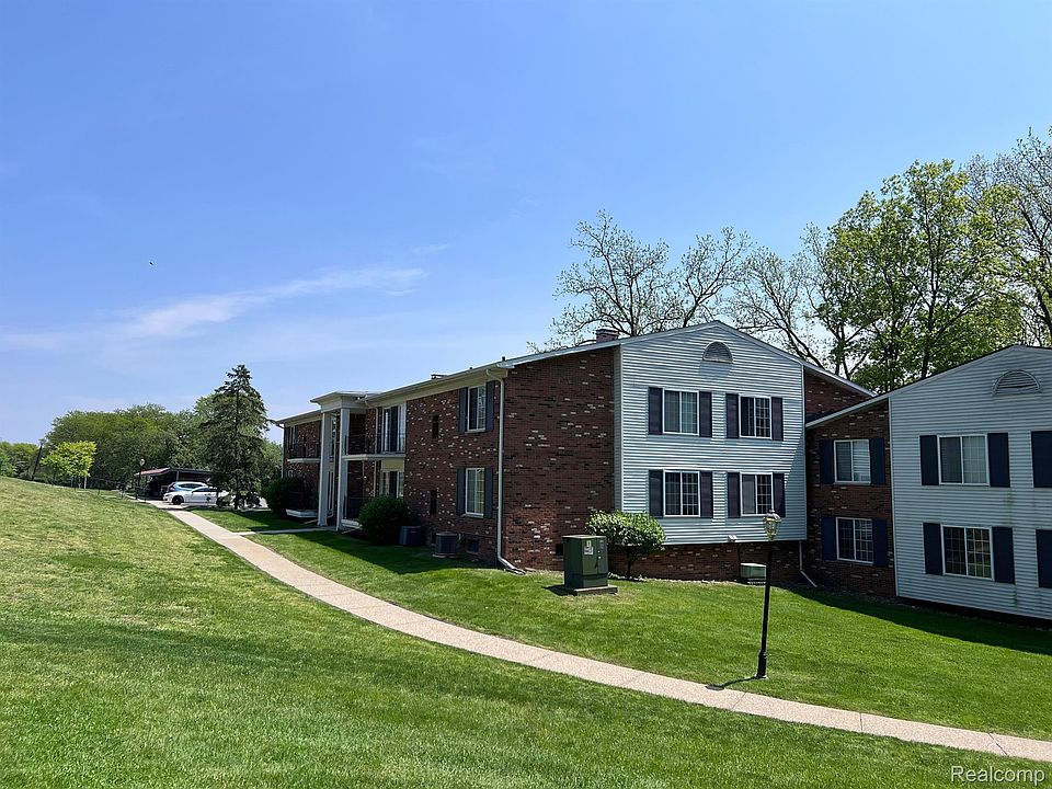 1st image of 433 Fox Hills Dr S APT 3