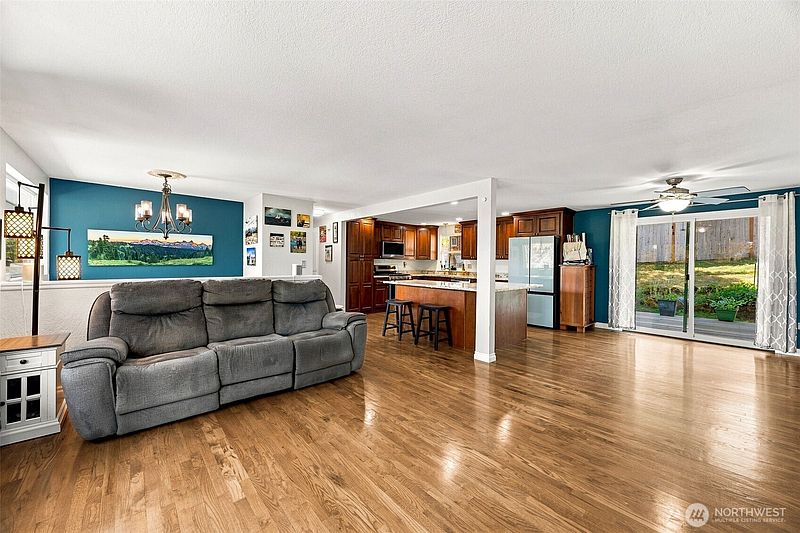 3rd image of 810 19th Avenue SE