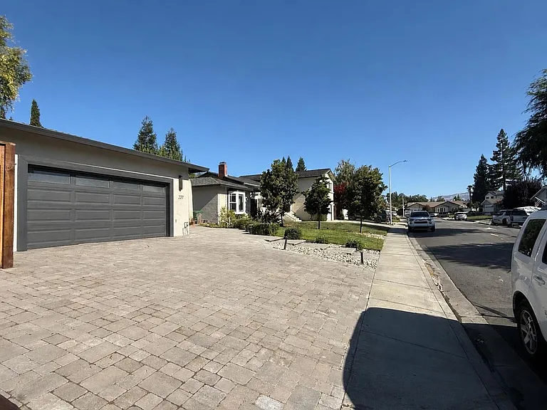 Cul-de-Sac 2nd house in, lots of kids on the street, great neighborhood