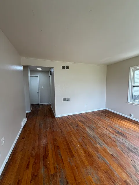 3 bed, 1000 sqft, $1,350 — Photo 3