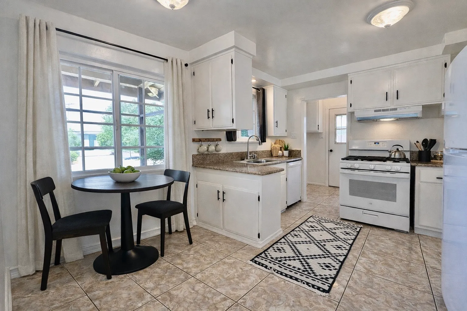 3 bed, 1.5 bath, 1241 sqft, $2,599 — Photo 4