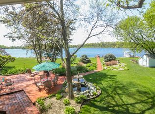 263 1/2 Peninsula Rd, Medicine Lake, MN 55441