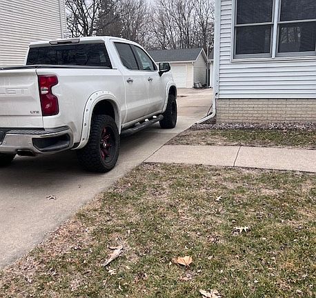 Full-length private drive with multiple vehicle space