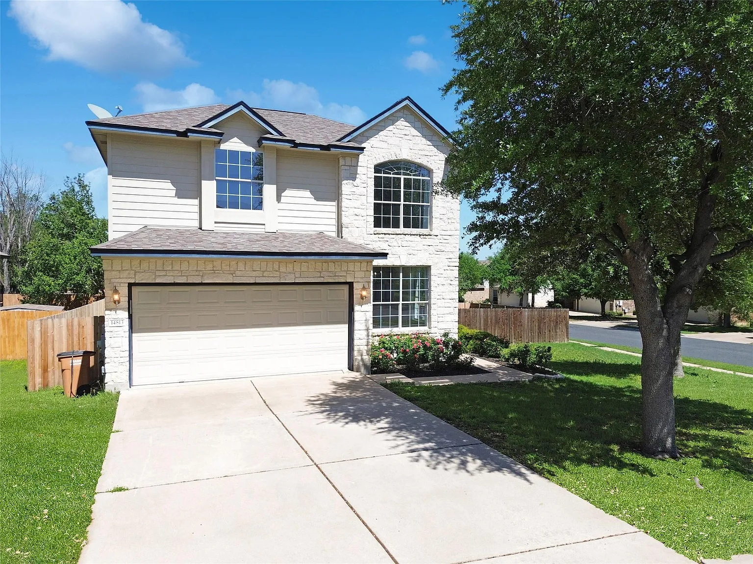 3 bed, 2.5 bath, 2302 sqft, $2,995 — Photo 2