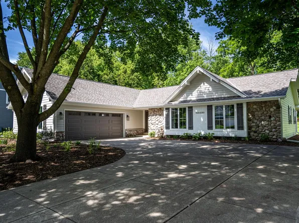 W276N2585 Wildflower ROAD, Pewaukee, WI 53072